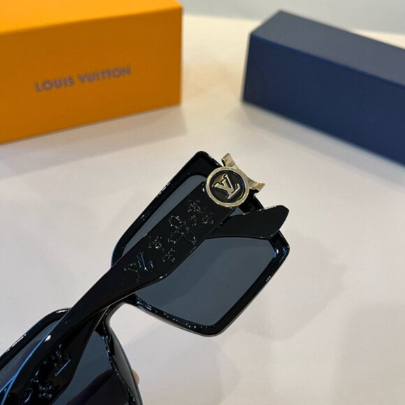 Louis Vuitton Black Women\'s Sunglasses main image 6